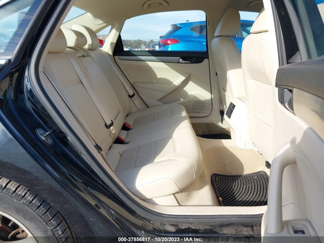 1VWBT7A33FC003058 Volkswagen Passat 1.8t Se