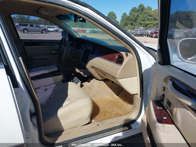 2007 LINCOLN TOWN CAR VIN: 1LNHM82V07Y634219