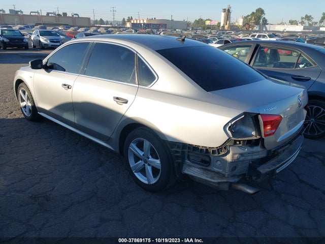1VWAT7A33EC053954 Volkswagen Passat Wolfsburg Ed