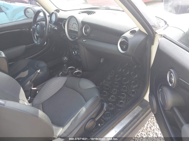 2011 MINI COOPER HARDTOP WMWSV3C52BTY14376 Photo 4