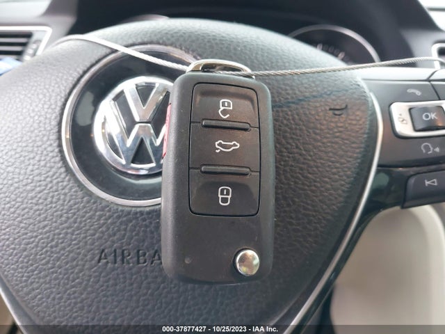 1VWBT7A38HC014723 Volkswagen Passat 1.8t Se