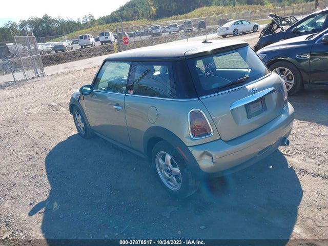 2010 MINI COOPER HARDTOP WMWMF3C59ATZ25270 Photo 2