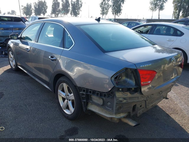 1VWAT7A38EC058289 Volkswagen Passat Wolfsburg Ed