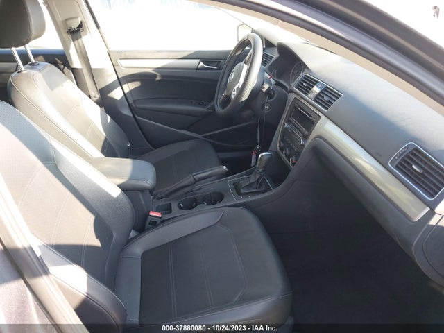 1VWAT7A38EC058289 Volkswagen Passat Wolfsburg Ed