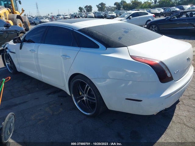 2011 JAGUAR XJ SAJWA2GB0BLV10247 Photo 2