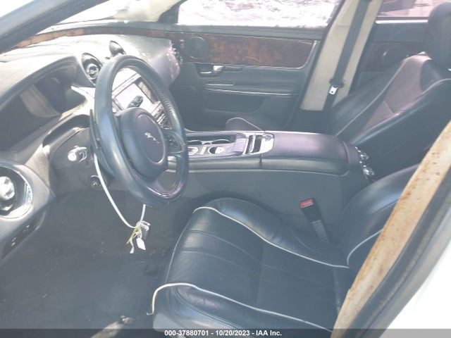 2011 JAGUAR XJ SAJWA2GB0BLV10247 Photo 4