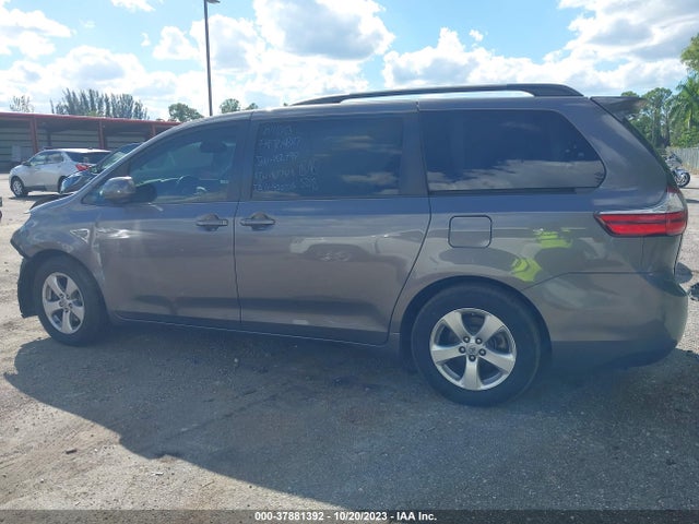 2017 TOYOTA SIENNA LE 8 PASSENGER VIN: 5TDKZ3DC6HS807426