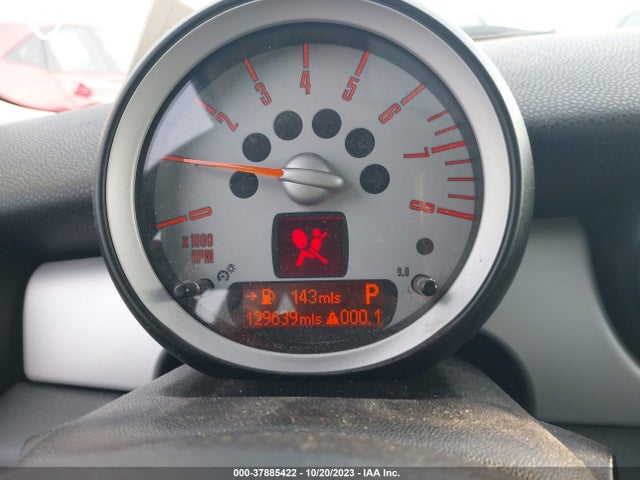 2010 MINI COOPER CLUBMAN WMWML3C5XATX38192 Photo 6