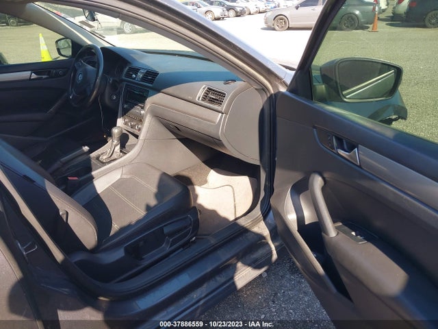 1VWAT7A35FC002716 Volkswagen Passat 1.8t Wolfsburg Ed