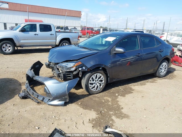 Toyota COROLLA LE 2018 5YFBURHE6JP759602 Image 2
