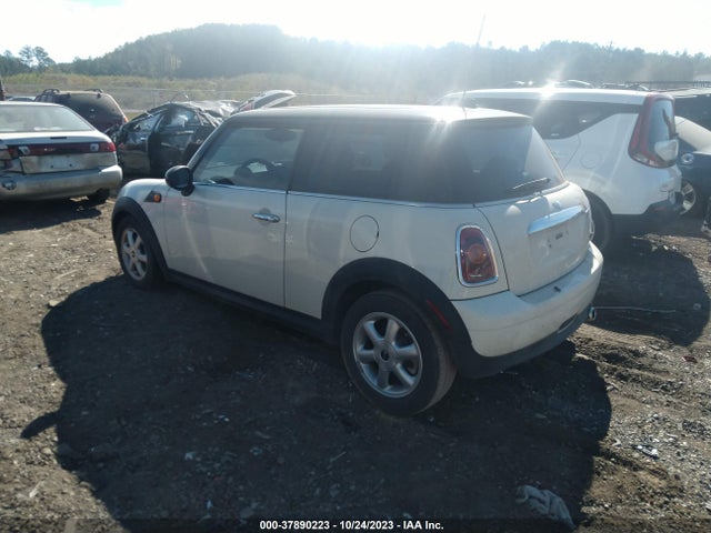 2010 MINI COOPER HARDTOP WMWMF3C53ATZ23384 Photo 2