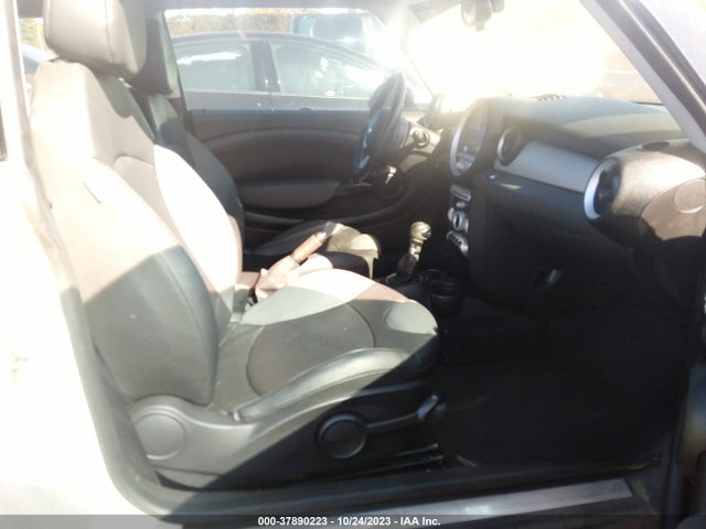 2010 MINI COOPER HARDTOP WMWMF3C53ATZ23384 Photo 4