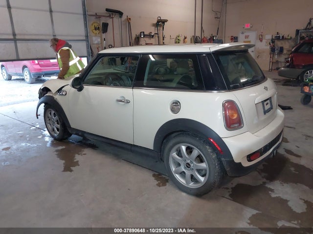 2007 MINI COOPER S WMWMF73537TL84801 Photo 2