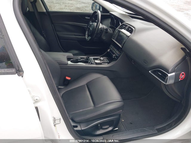 2017 JAGUAR XE SAJAR4BG0HA964178 Photo 4