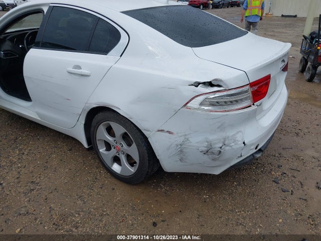 2017 JAGUAR XE SAJAR4BG0HA964178 Photo 5