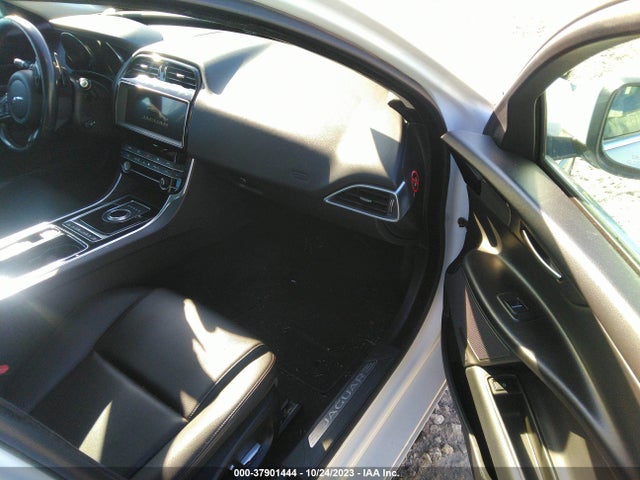 2019 JAGUAR XE SAJAR4FX8KCP52036 Photo 4