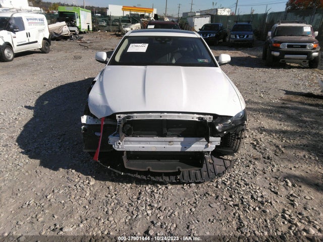 2019 JAGUAR XE SAJAR4FX8KCP52036 Photo 5