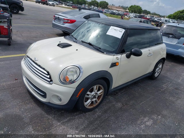 2011 MINI COOPER HARDTOP WMWSU3C55BT252265 Photo 1