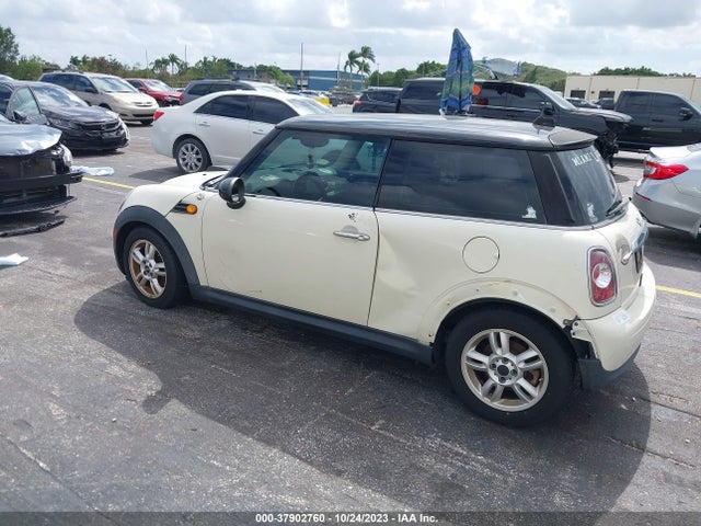 2011 MINI COOPER HARDTOP WMWSU3C55BT252265 Photo 2