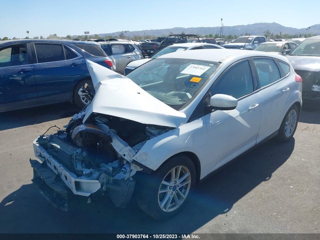 Ford FOCUS SE 2018 1FADP3K22JL329298 Image 2