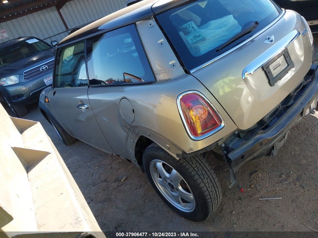 2010 MINI COOPER HARDTOP WMWMF3C57ATZ23792 Photo 2