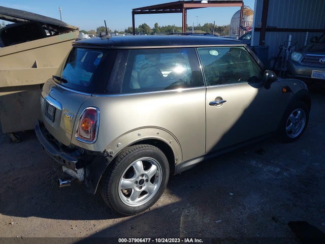 2010 MINI COOPER HARDTOP WMWMF3C57ATZ23792 Photo 3