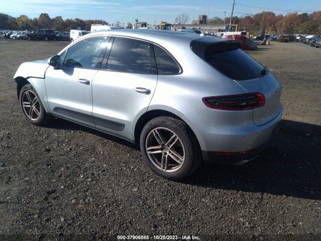 2017 PORSCHE MACAN WP1AA2A58HLB06034 Photo 2