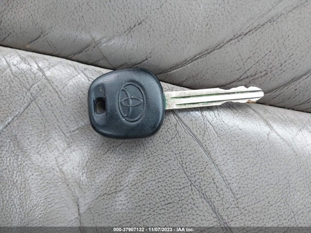 2002 TOYOTA CAMRY XLE VIN: 4T1BE30K72U088629