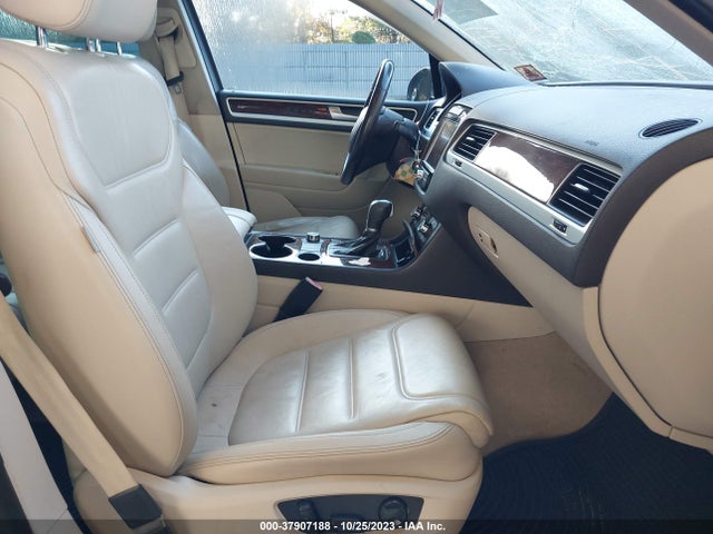 WVGEP9BPXED012894 Volkswagen Touareg Lux