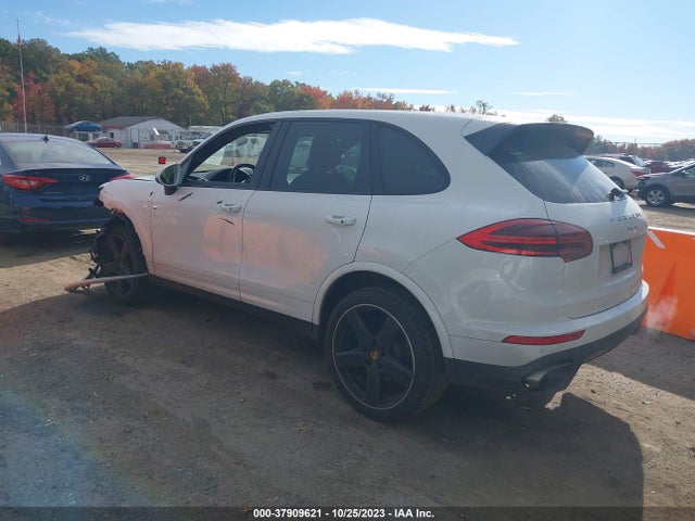 2018 PORSCHE CAYENNE WP1AA2A27JKA06329 Photo 2