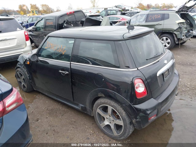 2011 MINI COOPER WMWSU3C52BT251283 Photo 2
