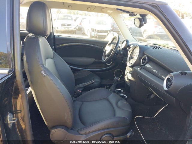 2011 MINI COOPER CLUBMAN WMWZG3C53BTY36816 Photo 4