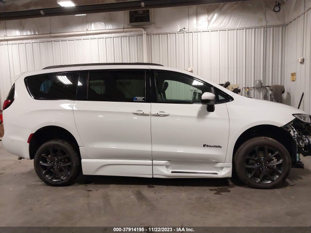 2023 CHRYSLER PACIFICA TOURING L VIN: 2C4RC1BG8PR538248