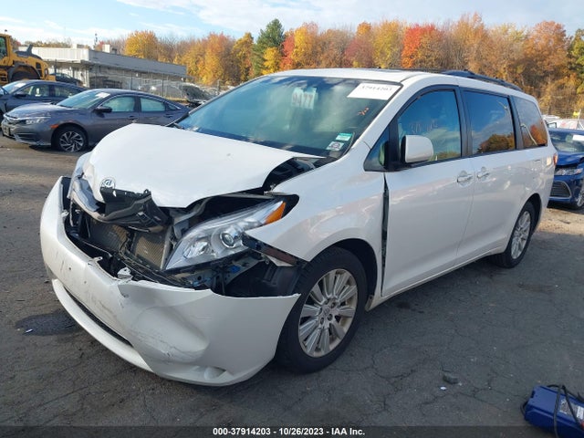 Toyota SIENNA XLE 2015 5TDDK3DC4FS105258 Image 2