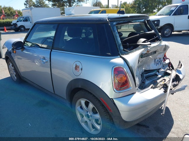 2010 MINI COOPER WMWMF3C57ATZ27907 Photo 2