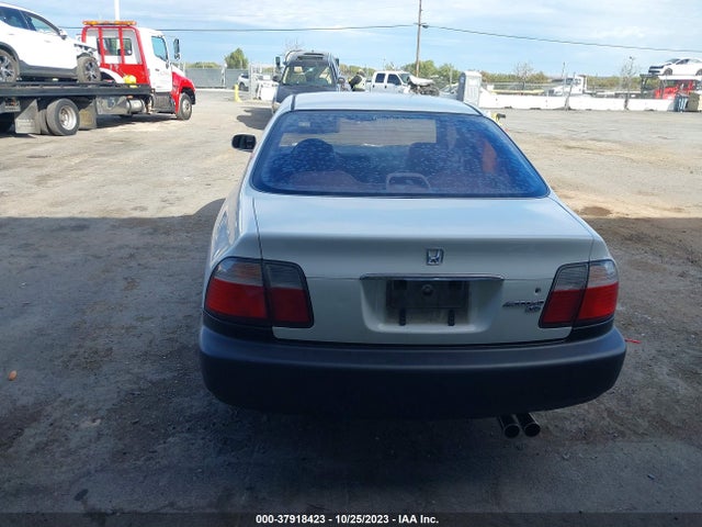 1996 HONDA ACCORD EX/EX-R VIN: 1HGCE6672TA019011