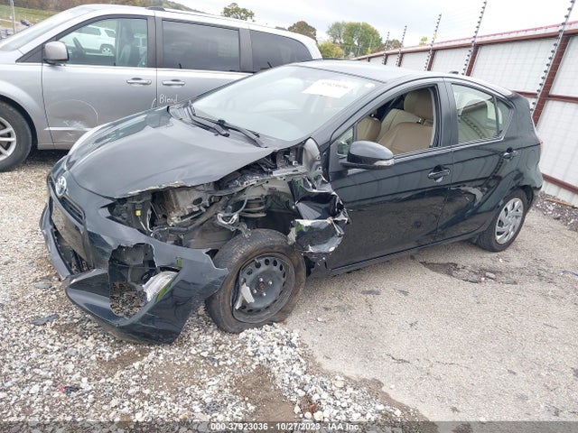 Toyota Prius C One/two/three/four 2015 JTDKDTB32F1580859 Image 2
