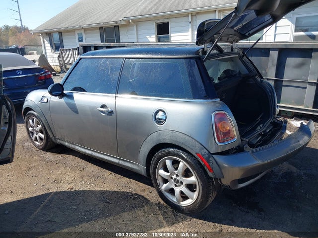 2010 MINI COOPER HARDTOP WMWMF7C53ATZ73905 Photo 2
