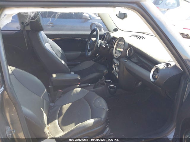 2010 MINI COOPER HARDTOP WMWMF7C53ATZ73905 Photo 4