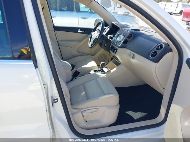 2011 VOLKSWAGEN TIGUAN SE W/SUNROOF & NAVI VIN: WVGAV7AX3BW525396