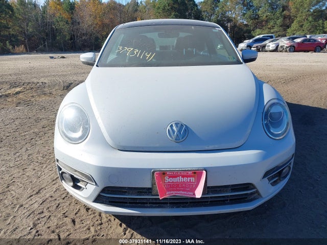 3VWJD7AT8JM726677 Volkswagen Beetle Se