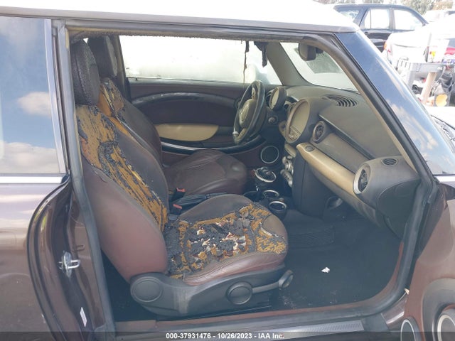 2010 MINI COOPER CLUBMAN WMWMM3C56ATZ32425 Photo 4