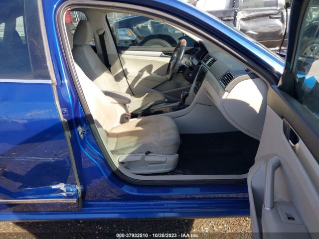 1VWAT7A31HC008161 Volkswagen Passat 1.8t S