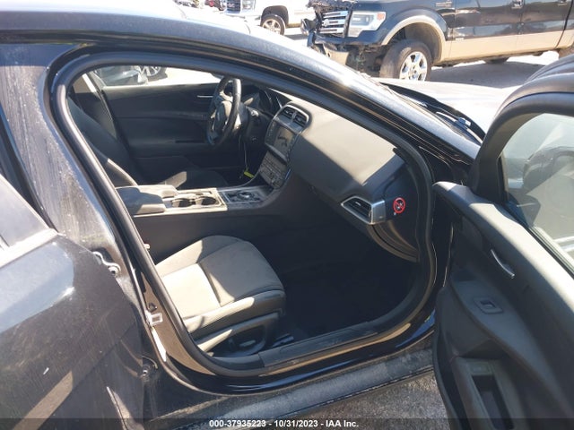 2017 JAGUAR XE SAJAR4BG0HA951527 Photo 4