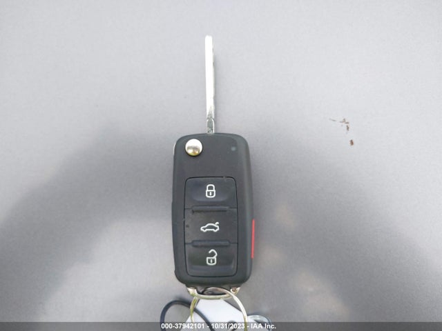1VWAT7A34HC016903 Volkswagen Passat 1.8t S