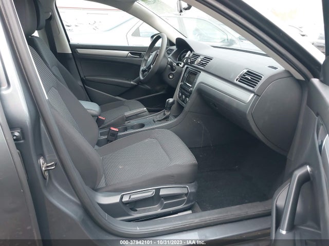 1VWAT7A34HC016903 Volkswagen Passat 1.8t S