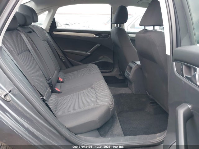1VWAT7A34HC016903 Volkswagen Passat 1.8t S