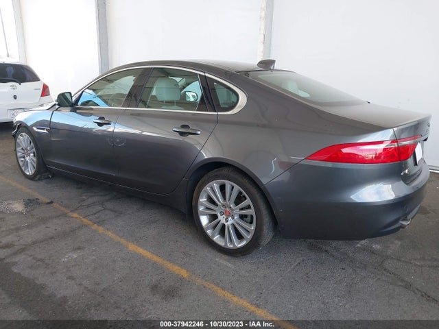 2018 JAGUAR XF SAJBK4FX5JCY69600 Photo 2