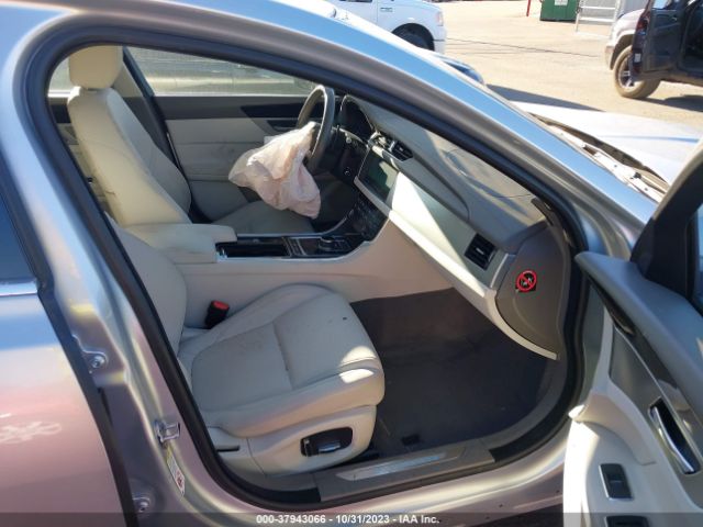 2019 JAGUAR XF SAJBD4FX3KCY76475 Photo 4