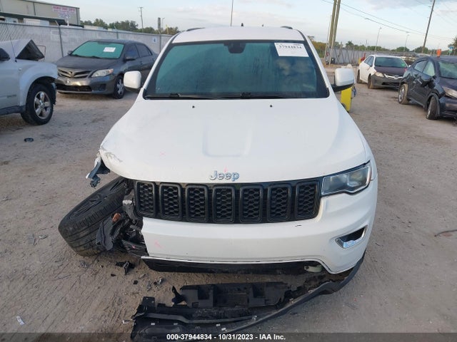 1C4RJEAG3HC617125 Jeep Grand Cherokee Laredo 4x2